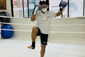 タイ人トレーナーのボウさん キックボクシングジムでストレス発散 Sports24