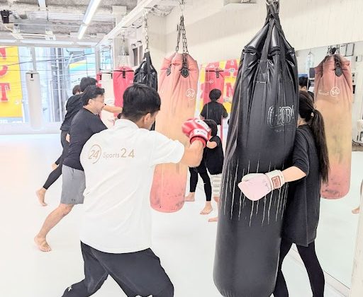 強いパンチを打ち込む🥊